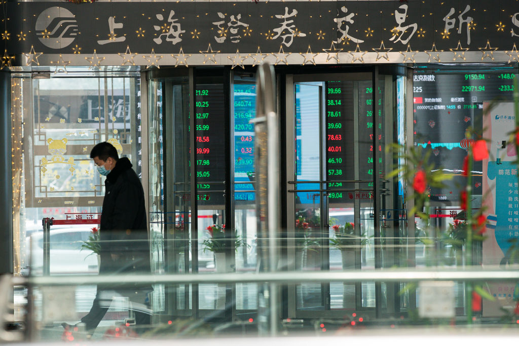 圖為位於上海浦東金融區的上海證券交易所（Shanghai Stock Exchange）大樓。（Yifan Ding/Getty Images）