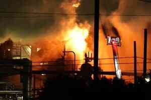 雪佛龍洛杉磯煉油廠發生大火 天空變橙色