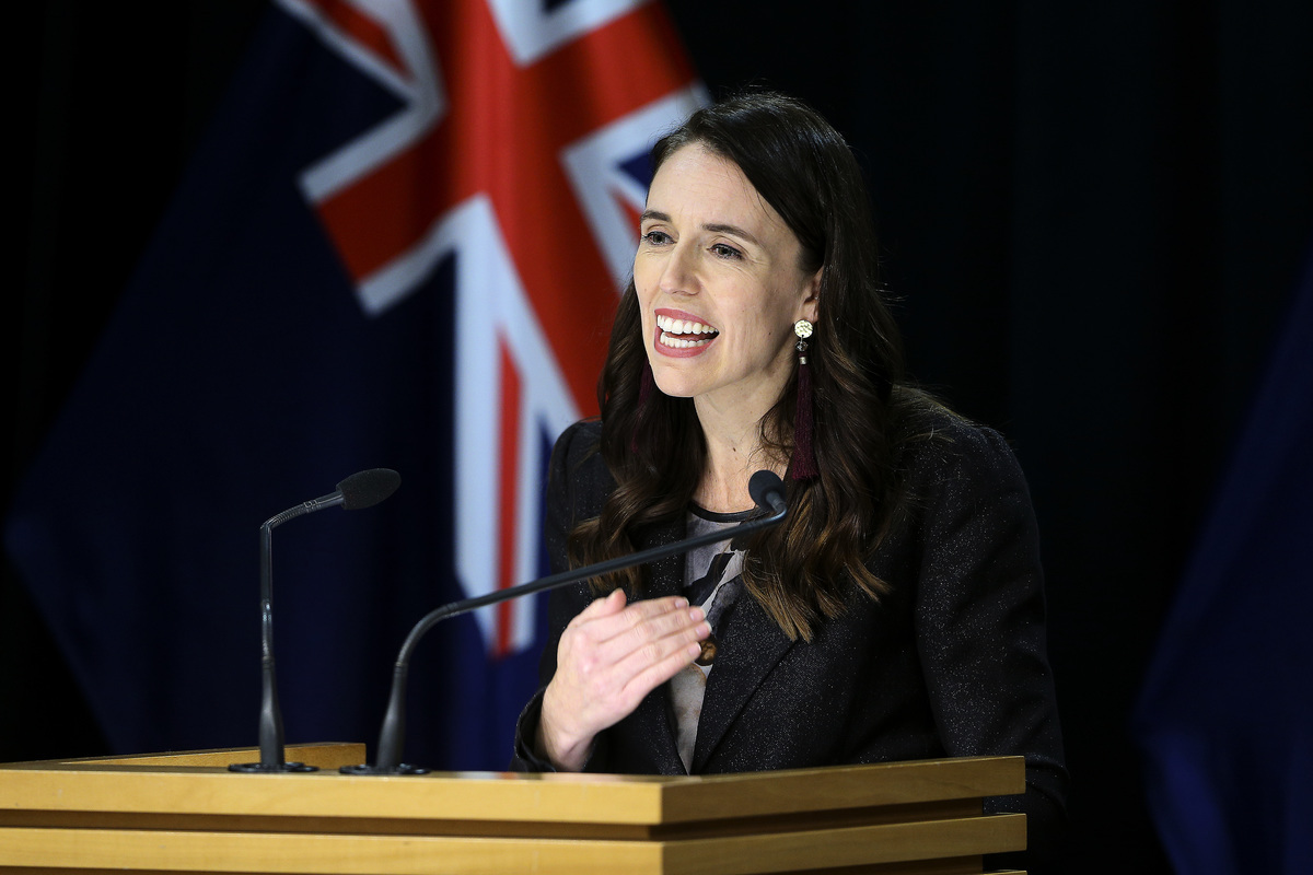 圖為2021年6月28日，在紐西蘭威靈頓議會新聞發佈會上向媒體發表講話的紐西蘭總理阿德恩。（ Hagen Hopkins/Getty Images）