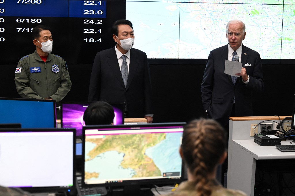 2022年5月22日，美國總統拜登（右）和南韓總統尹錫悅（中）在烏山空軍基地參觀空中作戰中心。（SAUL LOEB / AFP）