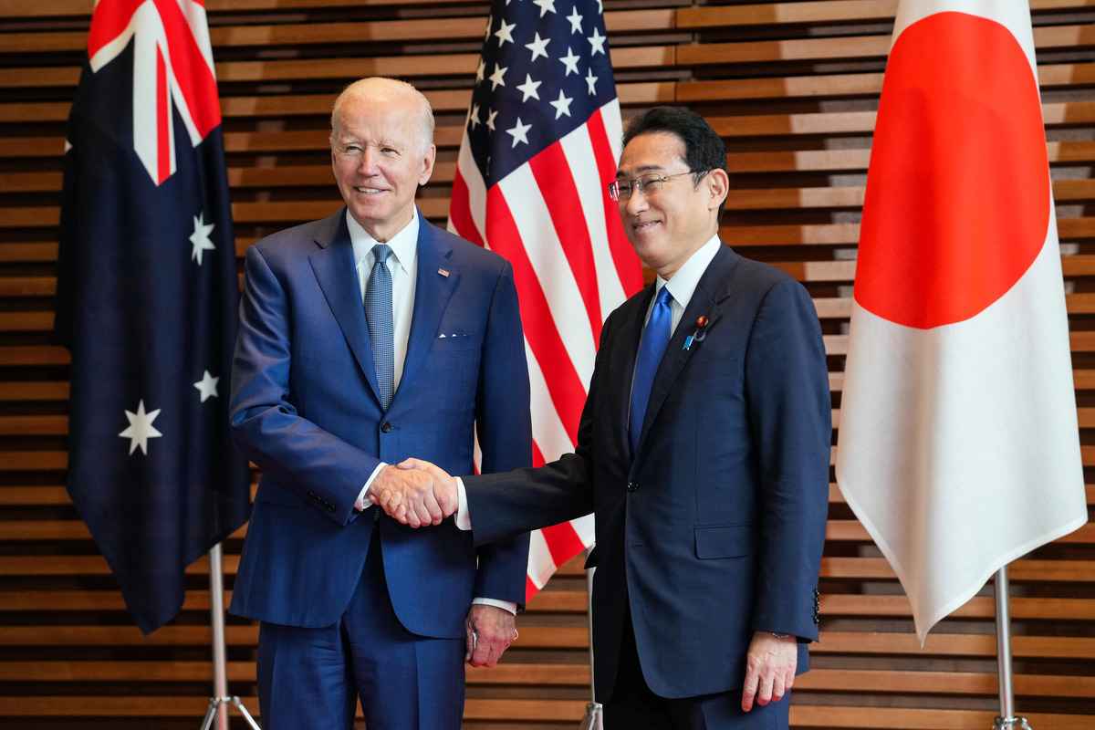 2022年5月24日，日本東京，日本首相岸田文雄（右）歡迎美國總統拜登（左）前來出席四方安全對話（QUAD）會議。（Zhang Xiaoyou - Pool/Getty Images）
