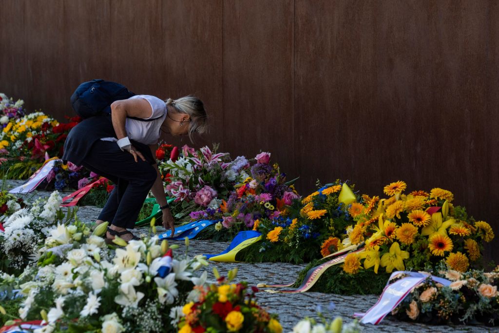 2021年8月13日，柏林舉行系列活動回顧柏林牆歷史，並為死難者獻花。（JOHN MACDOUGALL/AFP via Getty Images）