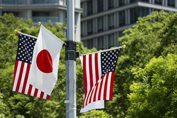 圖為2019年5月25日，日本東京街頭的日、美國旗。（Tomohiro Ohsumi/Getty Images）