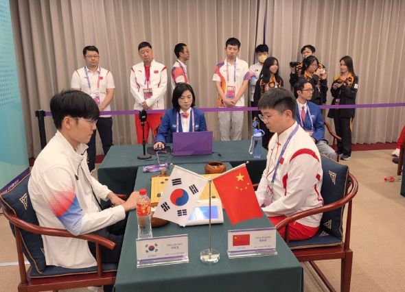 2023年10月3日，第19屆亞運會圍棋男子團體項目決賽在浙江杭州智力大廈進行。第四台，南韓的申真諝九段（左）中盤戰勝中國大陸的楊鼎新九段（右）。（南韓棋院提供）