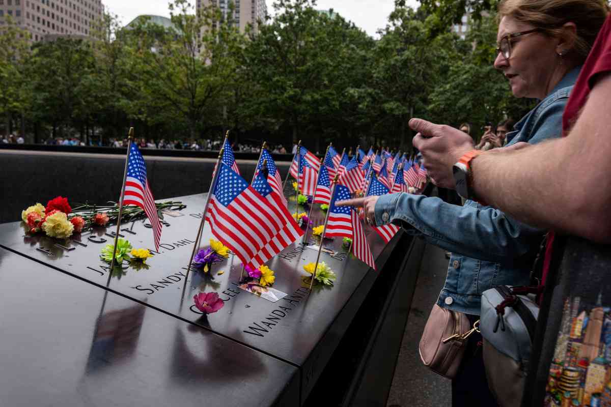 2025年9月10日,民眾聚集在紐約「國家9·11紀念館與博物館」。美國將於翌日舉行活動,紀念2001年「9·11」恐怖襲擊24周年。當年襲擊共造成2,977人遇難,其中包括世貿中心與五角大樓的死者,以及賓夕凡尼亞州尚克斯維爾93號航班上的乘客與機組人員。(Spencer Platt/Getty Images/AFP)