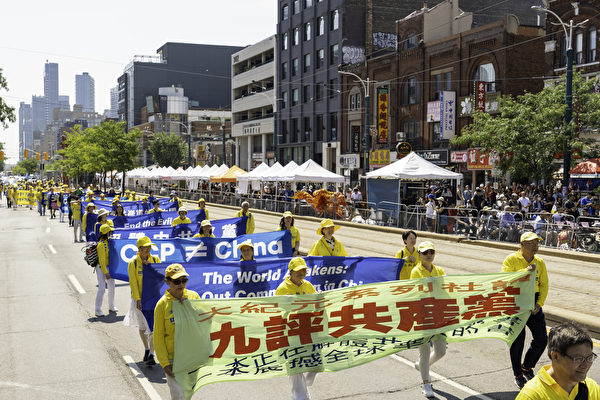 2023年8月19日下午,多倫多約600位法輪功學員在市中心舉行遊行活動,以聲援4.17億勇士三退。(艾文/大紀元)