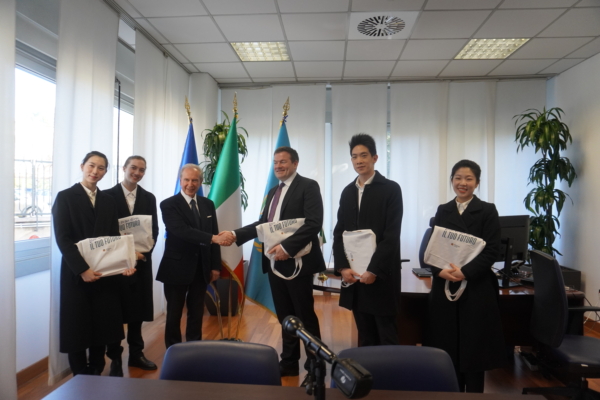 意大利大區主席邀神韻藝術家官邸作客