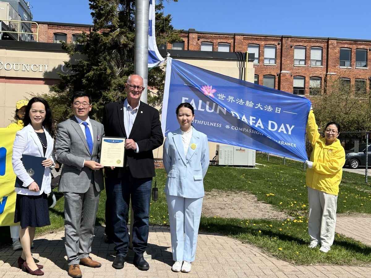 2025年5月12日,安省奧里利亞(Orillia)舉行法輪大法日升旗儀式,市長唐‧麥克薩克(Don Mclsaac)宣讀褒獎函,宣布2025年5月13日為奧里利亞市(Orillia)的「法輪大法日」。(伊鈴/大紀元)