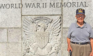 德州老兵團隊助95歲二戰英雄修復房屋
