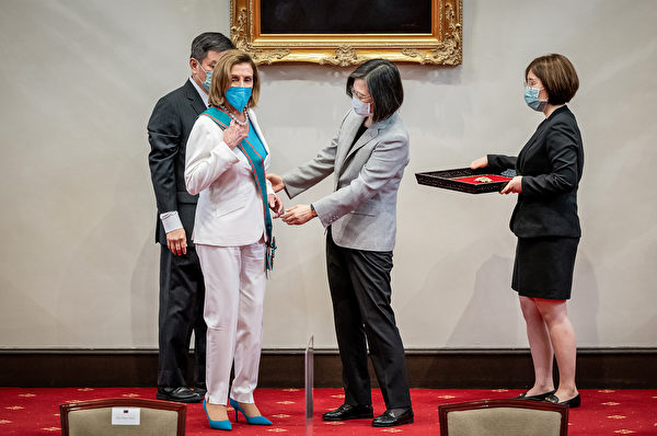 2022年8月3日，台灣，美國眾議院議長佩洛西（Nancy Pelosi，左二）接受台灣總統蔡英文（右二）頒發「特種大綬卿雲勳章」。（Handout/Getty Images）