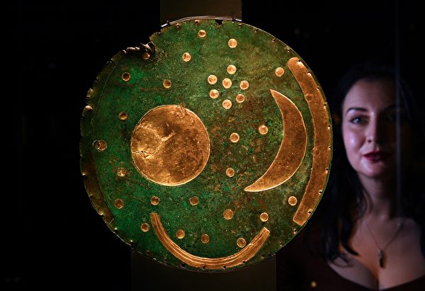 2022年2月14日,英國倫敦,大英博物館(The British Museum)將舉行「巨石陣世界」(The World of Stonehenge)展覽。圖為一個已知最古老的星象盤,由黃金和青銅製成,當時在德國薩克森-安哈爾特州(Saxony-Anhalt)的內布拉(Nebra)發現,年代約為公元前1,600年。(Daniel Leal/AFP)