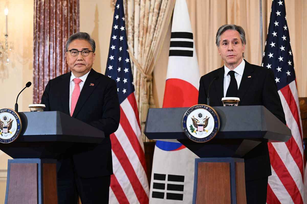 2023年2月3日，美國國務卿布林肯跟南韓外交部長朴振在華盛頓DC召開記者會。（Saul Loeb/AFP via Getty Images）