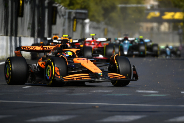 2024年9月15日,F1阿塞拜疆站在巴庫賽道上演。澳洲車手皮亞斯特利(Oscar Piastri)繼匈牙利站後再次奪冠,並幫助麥拿侖在車隊積分榜上反超紅牛車隊登頂。圖為亞斯特里駕駛麥拿侖賽車領跑瞬間。(James Sutton/Getty Images)