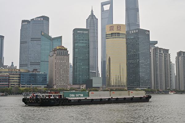 長三角物流因為疫情遭遇挑戰。由於上海港倉儲壅塞，部份航運採「陸改水」，從太倉港出關，透過黃浦江水運，送至洋山深水港裝箱。（HECTOR RETAMAL/AFP via Getty Images）