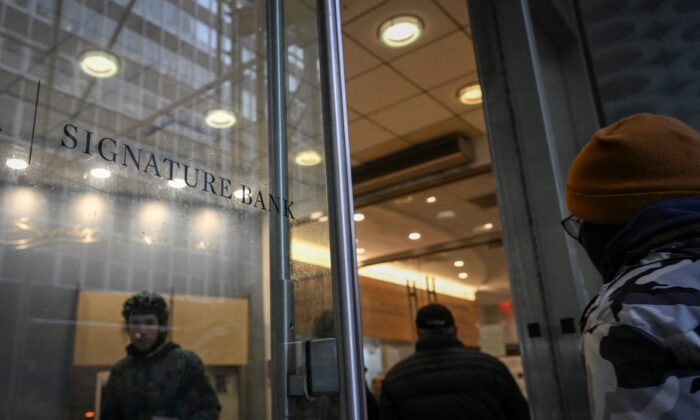 2023年3月13日， Signature Bank在紐約的一家分行的全景圖。（Ed Jones/AFP via Getty Images）