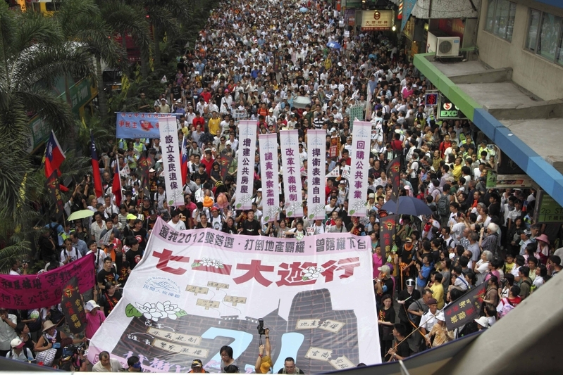 圖為2016年7月1日，超過21萬港人在七一中共建黨日遊行抗議。（潘在殊/大紀元）