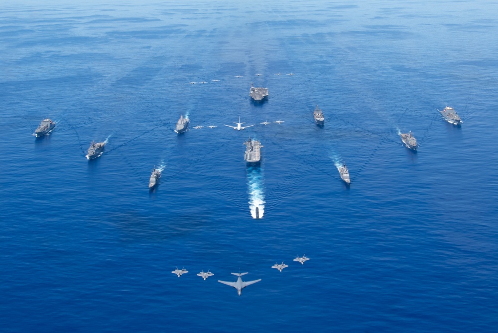 圖為2020年9月25日，列根號與其它軍艦和軍機在菲律賓海進行兩年一度的「勇敢之盾」（Valiant Shield）演習。（Jason Tarleton/U.S. Navy）