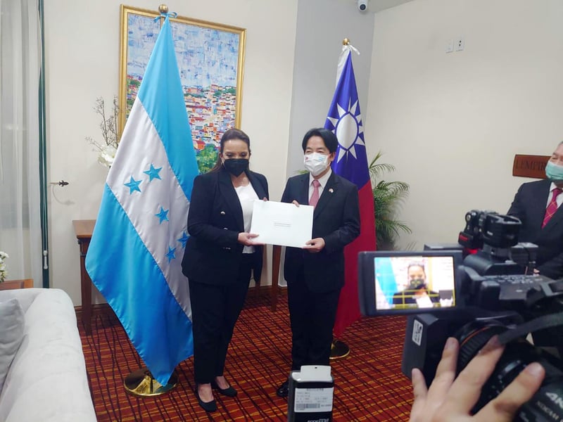 台灣賴清德（左二）赴洪都拉斯參與新任總統卡斯特羅（Xiomara Castro，左一）就職典禮。賴清德於當地時間2022年1月26日與卡斯特羅會面，希望兩國能加強合作，持續進步造福人民。（中央社）