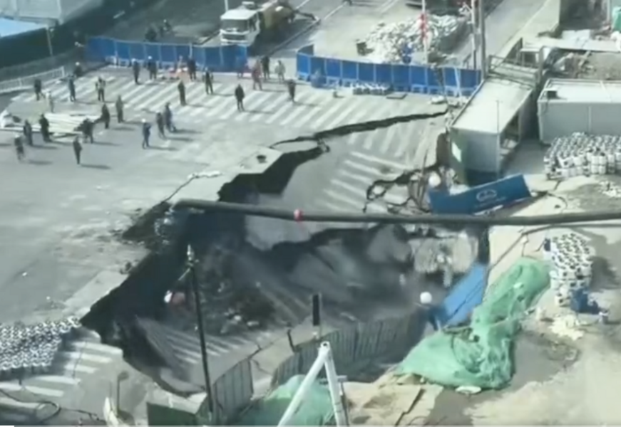 上海地鐵施工區再發生塌陷 地面現巨大坑洞