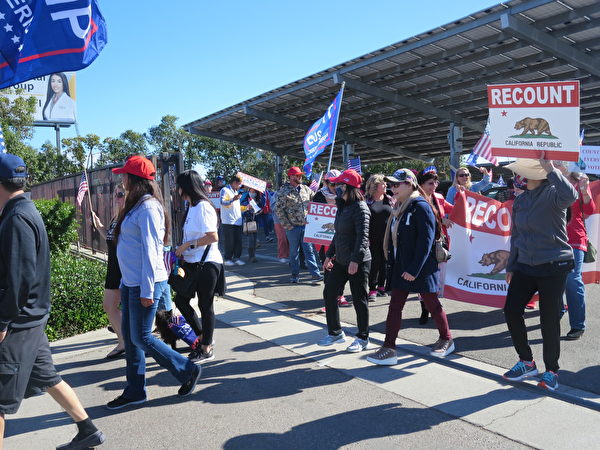 11月9日，居民在橙縣選舉中心集會，要求重新計算加州選票。（李梅／大紀元）