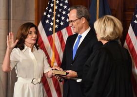 霍楚爾宣誓就職 紐約迎來首位女州長