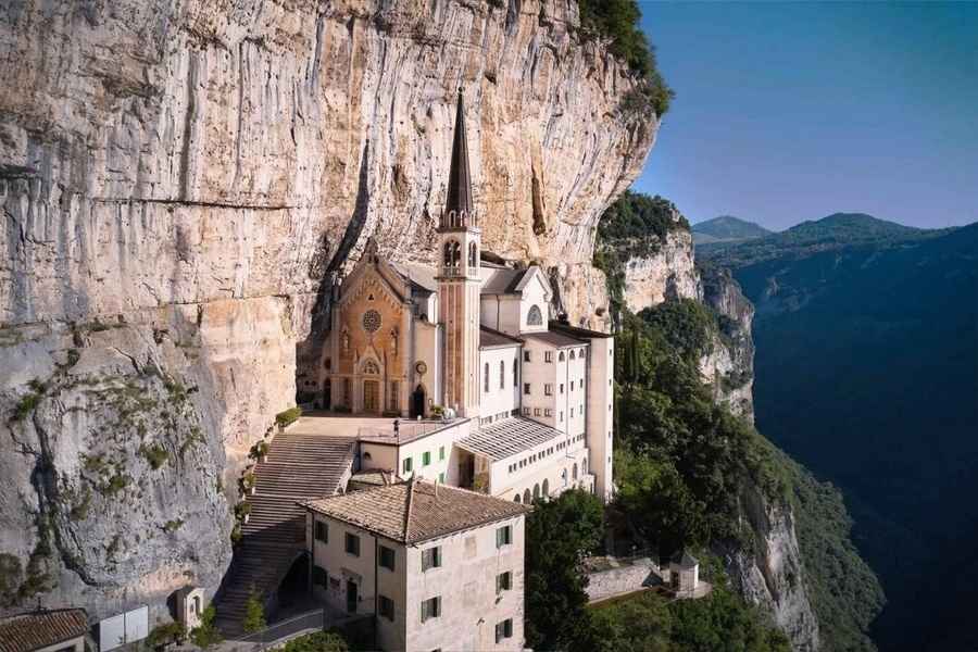 500年前建在懸崖上的教堂 像漂浮在天地間
