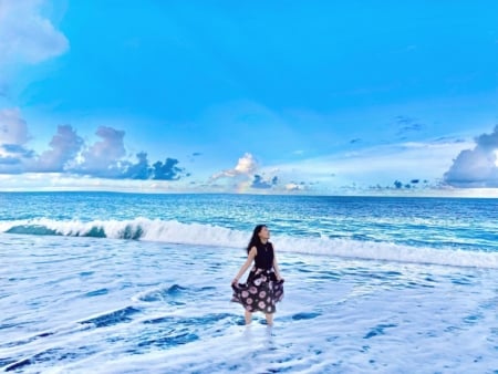 台東有漫長的海岸線,澎湃的浪濤層層湧來,彷彿將一切憂煩,捲入深藍的海溝封藏。(圖/王芊芊提供)