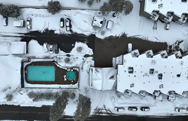 2023年3月21日，美國加州南太浩湖（South Lake Tahoe），游泳池附近的房屋和道路遭積雪覆蓋。（Justin Sullivan/Getty Images）