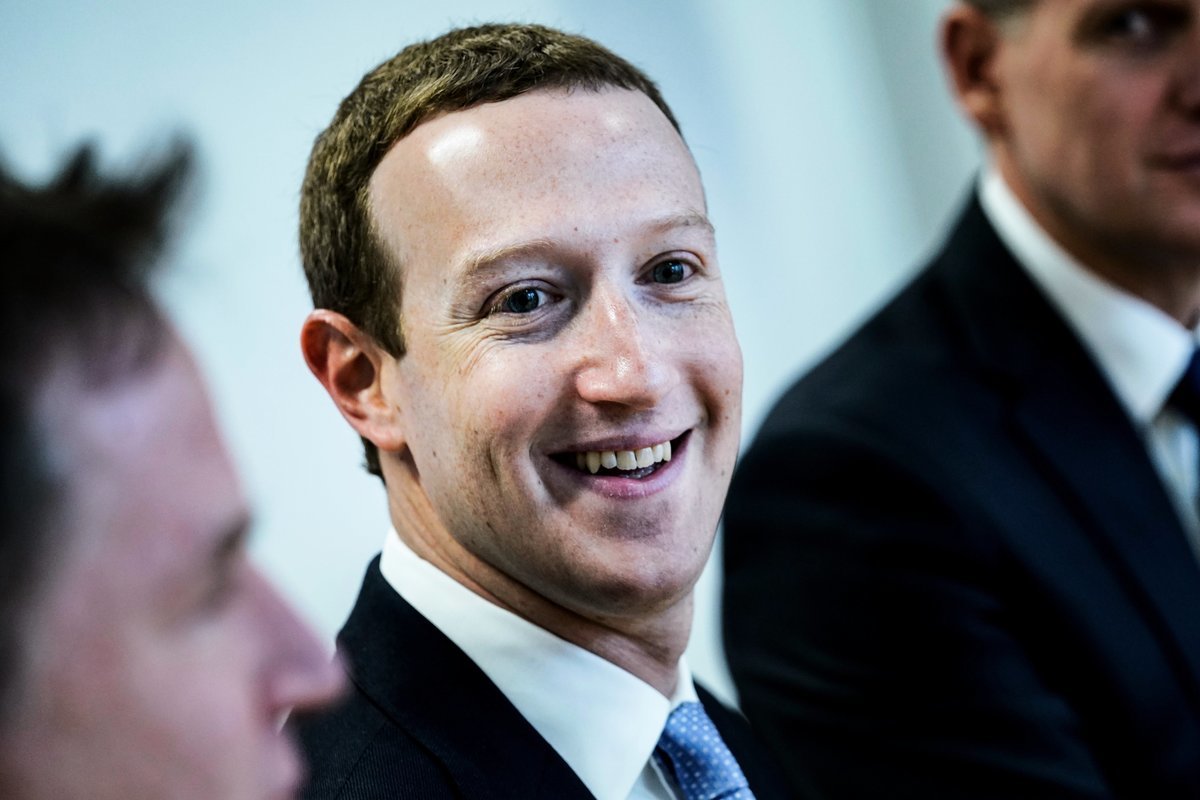 圖為Facebook行政總裁馬克‧朱克伯格（Mark Zuckerberg）（中）。（KENZO TRIBOUILLARD/AFP via Getty Images）