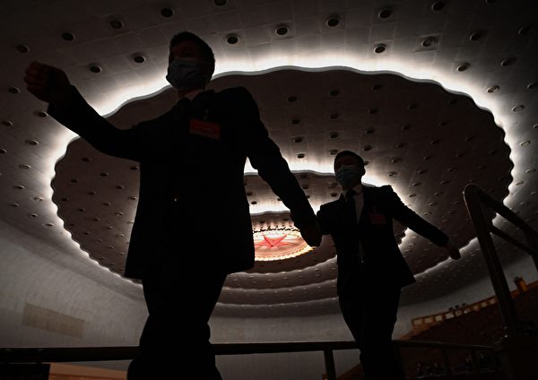 圖為2021年3月8日，北京大會堂正在執行任務的保安人員。（AFP via Getty Images）