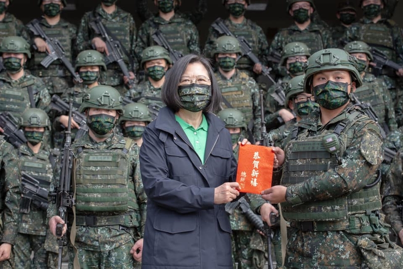 中華民國總統蔡英文2021年2月16日表示，過年期間，她分別前往空軍、海軍、陸軍的不同單位慰勞官兵。（軍聞社提供）