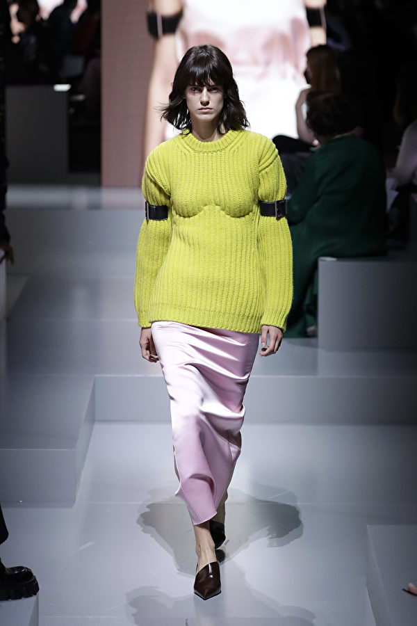 亮色毛衣是今冬女性毛衣流行的趨勢。亮色的草綠搭配粉色絲綢長裙，色彩與材質的碰撞。米蘭時裝周2022普拉達春夏女裝show。（John Phillips/Getty Images）