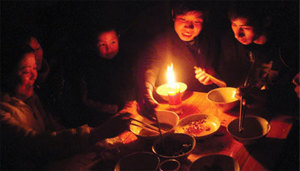 限電不定期無計劃 東北地區民眾搶購蠟燭