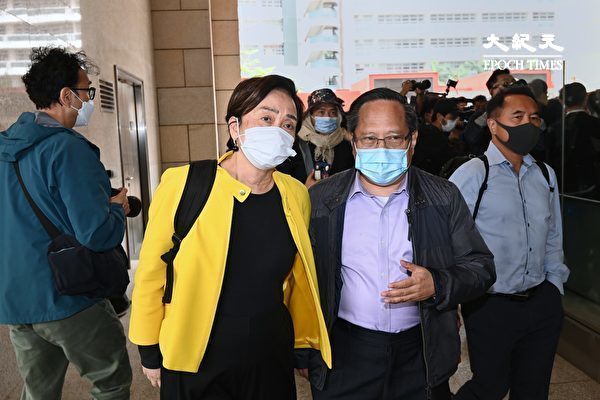 2021年4月16日，香港「8.18集會」與「8.31集會」案進行宣判程序。香港民主黨前主席劉慧卿（左）與何俊仁（右）到場。（宋碧龍／大紀元）