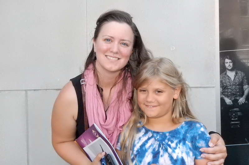 2021年6月27日，影視製片人Gillian Fritzsche和女兒一同在康州斯坦福的派雷斯劇院觀賞了神韻演出。（衛泳／大紀元）