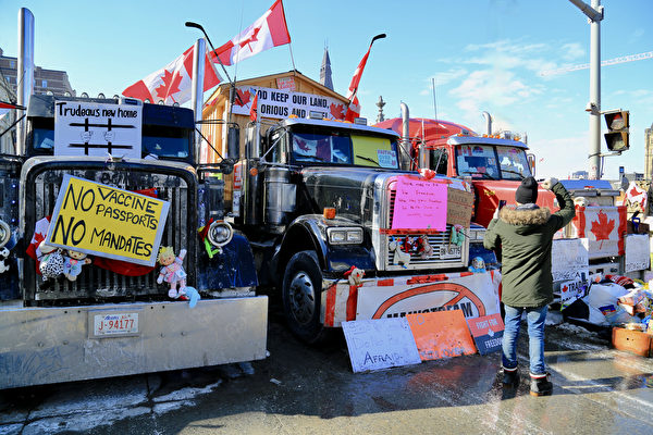自1月29日以來，加拿大卡車司機聚集渥太華，抗議政府實施強制疫苗政策。2月21日，抗議車隊和平撤出渥太華。（任喬生／大紀元）