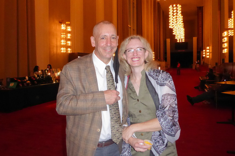 2022年7月15日晚，美國國防部高級官員Tim Sharpe與醫生太太Bridget Sharpe一同觀看了神韻紐約藝術團在華盛頓DC甘迺迪藝術中心歌劇院的演出。（良克霖／大紀元）