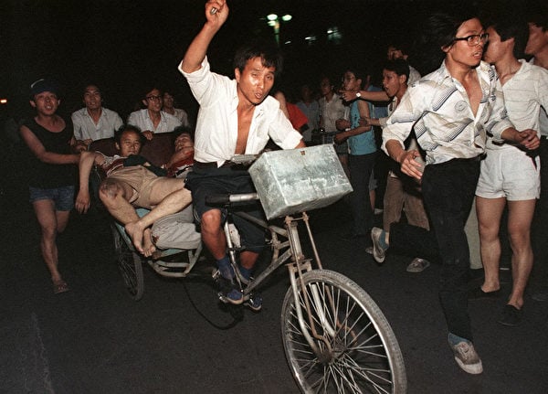 1989年6月中共以血腥手段鎮壓「六四」學潮之後，遭到了國際制裁。（Manuel Ceneta / AFP）