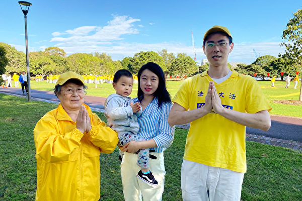 2022年10月8日，法輪功學員Sam Xu（圖右）與母親賈曼韜和妻子Crystal Liu一家參加了法輪功悉尼排字活動。（安平雅／大紀元）
