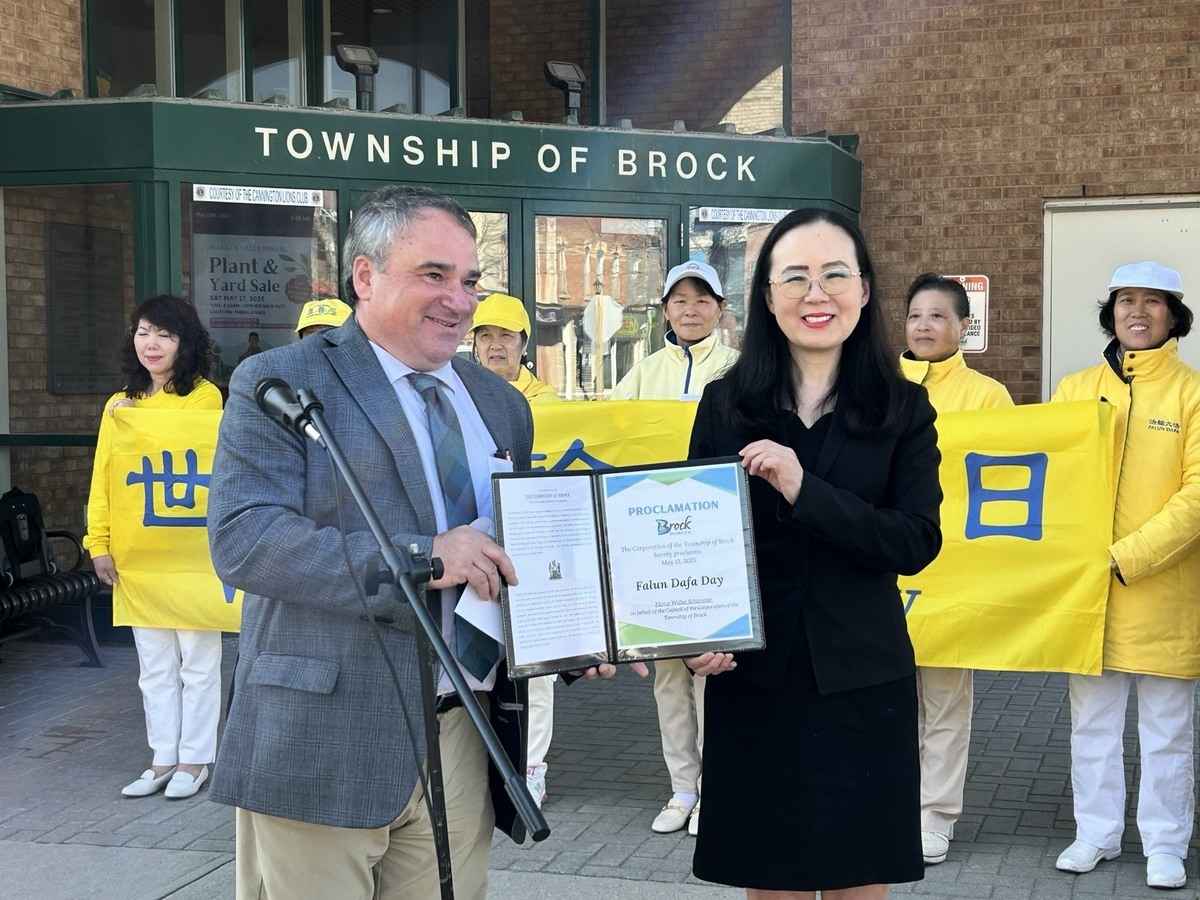 2025年5月12日,安省布洛克鎮(Brock)舉行升旗儀式,鎮長沃爾特‧舒默 (Walter Schummer)率多位政府工作人員與法輪功學員一同慶祝這一神聖時刻,市長宣讀褒獎函,並宣布2025年5月13日為該鎮的「法輪大法日」。(伊鈴/大紀元)