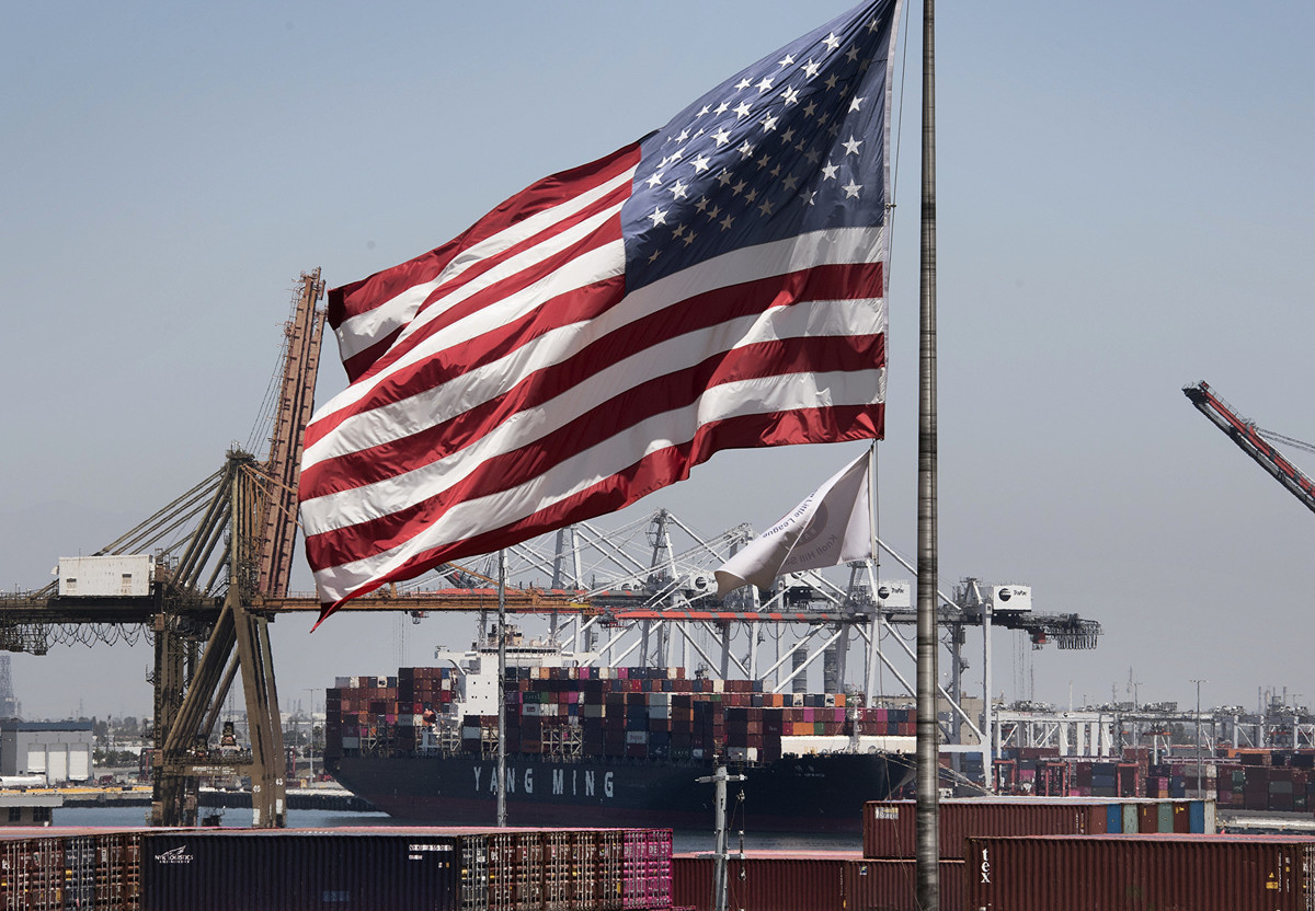特朗普說，3000億美元中國商品10%稅率是短期的，隨後他可以加徵更高稅率的關稅，或者是減少關稅，這取決於貿易協議的進展情況。圖為來自亞洲抵達美國的貨船。（Mark RALSTON/AFP）
