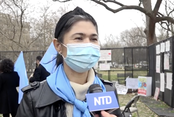 2021年3月17日，維族、藏人及港人等多個受中共迫害團體在白宮外集會，呼籲抵制2022北京冬奧會。在集會中發言的Tursunay Ziyawudun女士是一位新疆集中營倖存者。（新唐人截圖）
