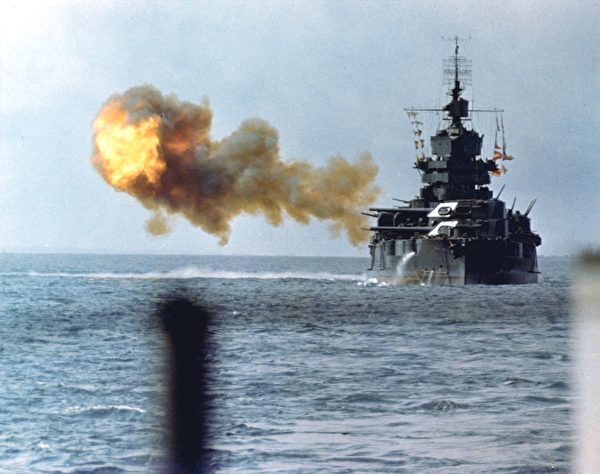 1945年4月1日，美軍登陸沖繩島之前，3.3萬噸的愛達荷號戰列艦（BB-42）用艦上的2門533毫米、12門356毫米口徑重砲猛烈轟擊沖繩日軍陣地。（公有領域）