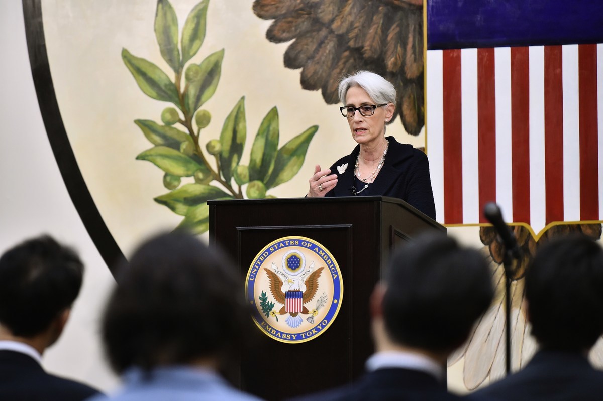 美國副國務卿溫迪·舍曼（Wendy Sherman）將於2021年7月25日至26日訪問中國。圖為2015年1月30日，時任美國副國務卿舍曼召開美國駐東京大使館的新聞發佈會。（KAZUHIRO NOGI/AFP via Getty Images）