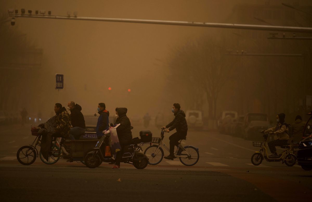 中國北方地區再次出現強沙塵暴，預計超15省市將受影響，或超3月15日的影響範圍。圖為3月15日北京遭遇沙塵暴襲擊。（NOEL CELIS/AFP via Getty Images）