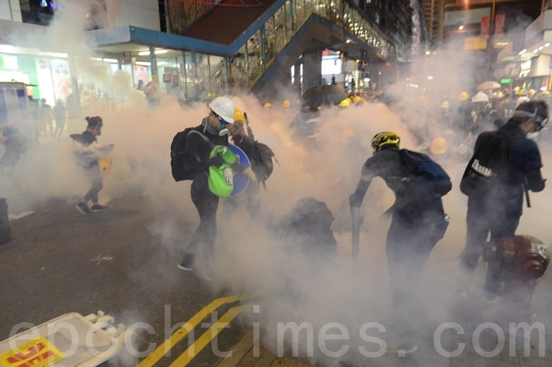 2019年8月4日，香港銅鑼灣，警方發射多枚催淚彈，現場煙霧瀰漫。（宋碧龍／大紀元）