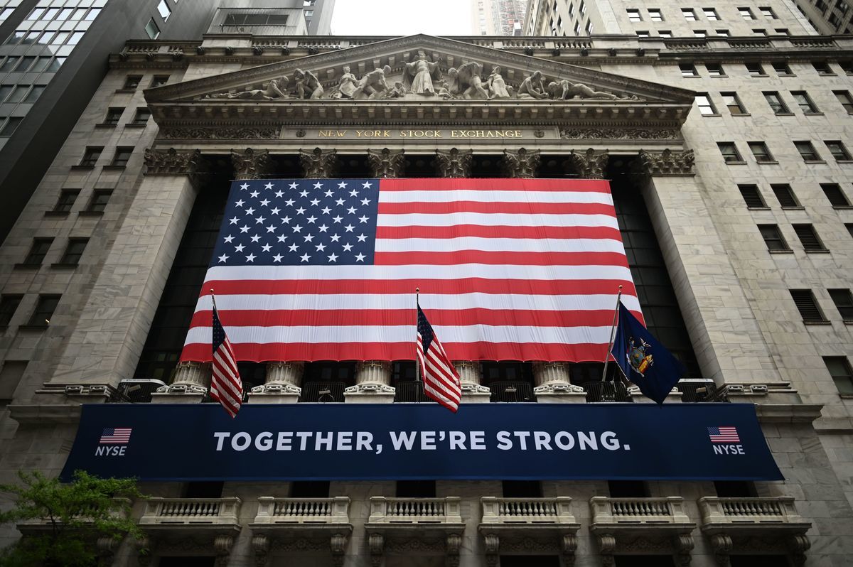 圖為2020年5月26日，在美國紐約華爾街，自3月底來首次恢復實物場內交易的紐約證券交易所（NYSE）。（JOHANNES EISELE/AFP via Getty Images）