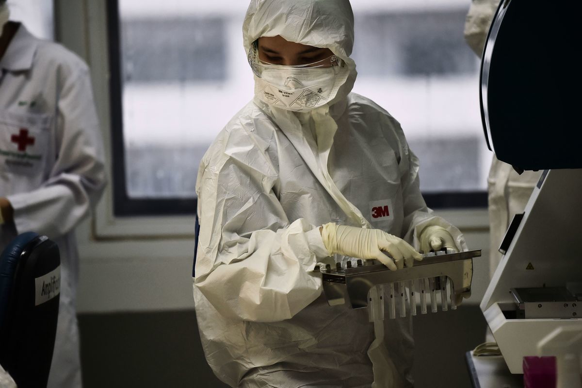 目前檢測武漢病毒的試劑盒也存在準確率的問題，要多次檢測才可確定是否有染病。圖為2月5日泰國一所病毒檢測中心的醫生在查看病人的測試結果。 （LILLIAN SUWANRUMPHA/AFP via Getty Images）