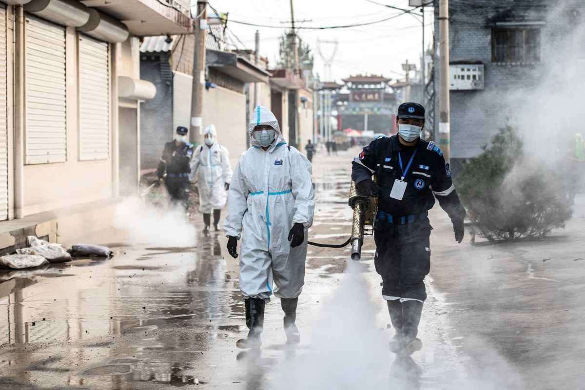 2021年10月11日，山西省晉中市的防疫人員在噴灑消毒劑。（AFP via Getty Images）