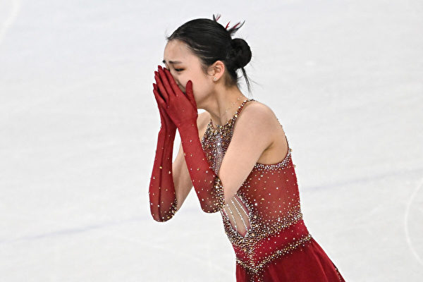 2022年2月7日，中國選手朱易在北京首都室內體育館參加2022年北京冬季奧運會花樣滑冰團體賽女子單人滑自由滑冰比賽摔倒後哭泣。（Anne-Christine Poujoulat/AFP via Getty Images）